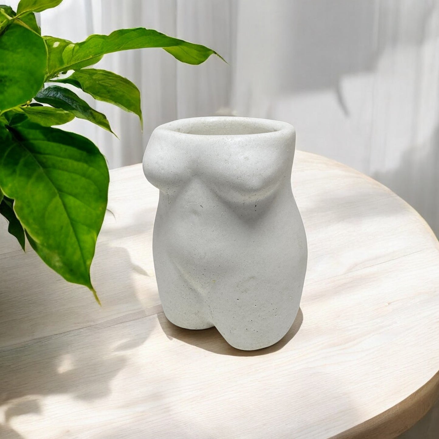 Vase buste de femme en béton blanc