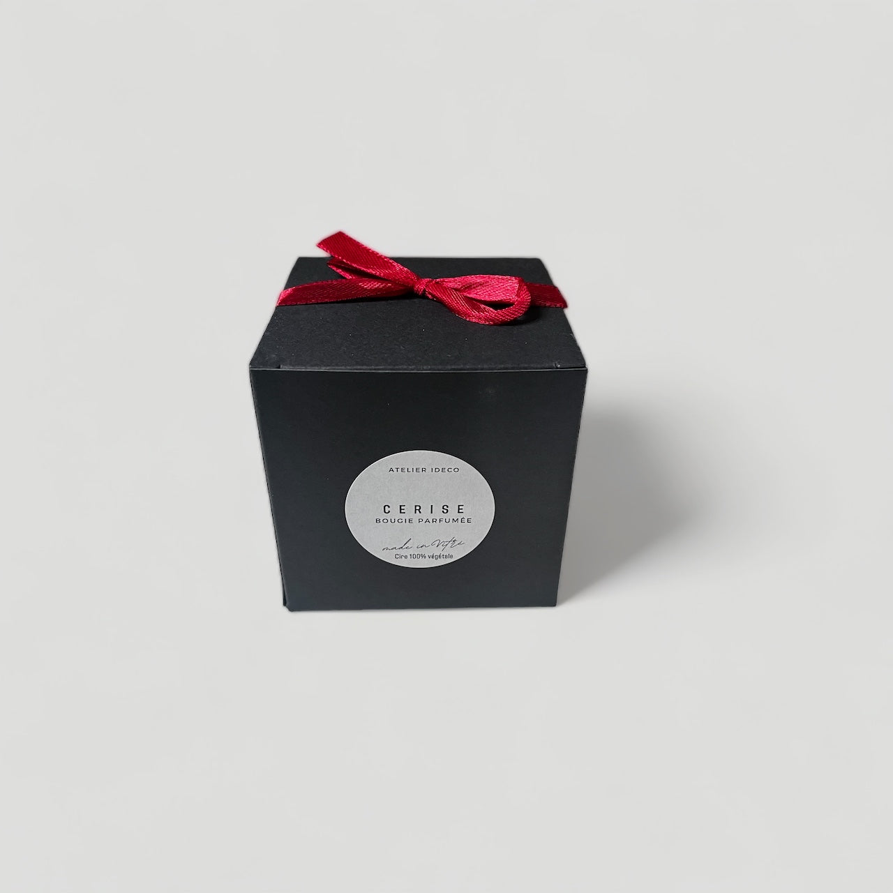 Bougie parfumée cerise noire en cire végétale artisanale, avec mèche en bois et pot en béton marbré gris et blanc. Parfum envoûtant de cerise noire, créant une ambiance chaleureuse et relaxante pour votre intérieur.