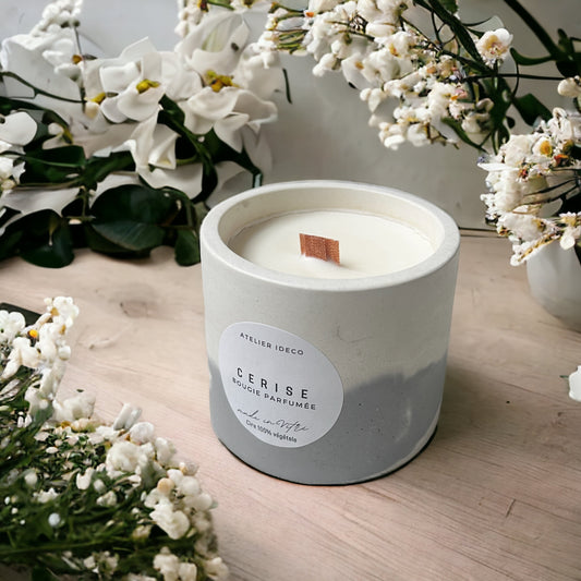 Bougie parfumée cerise noire en cire végétale artisanale, avec mèche en bois et pot en béton marbré gris et blanc. Parfum envoûtant de cerise noire, créant une ambiance chaleureuse et relaxante pour votre intérieur.