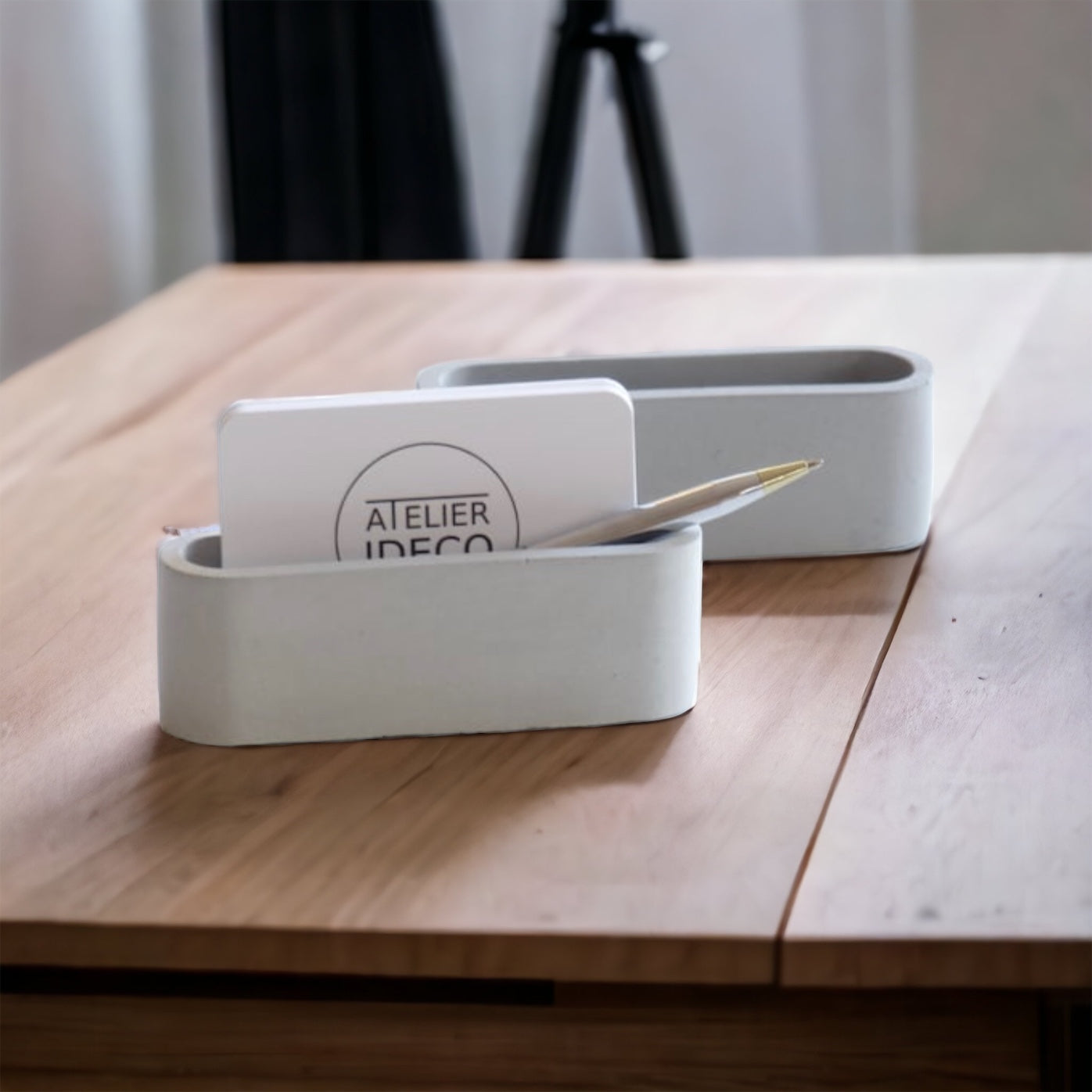 Présentoir à cartes de visite en béton gris - Atelier IDeco