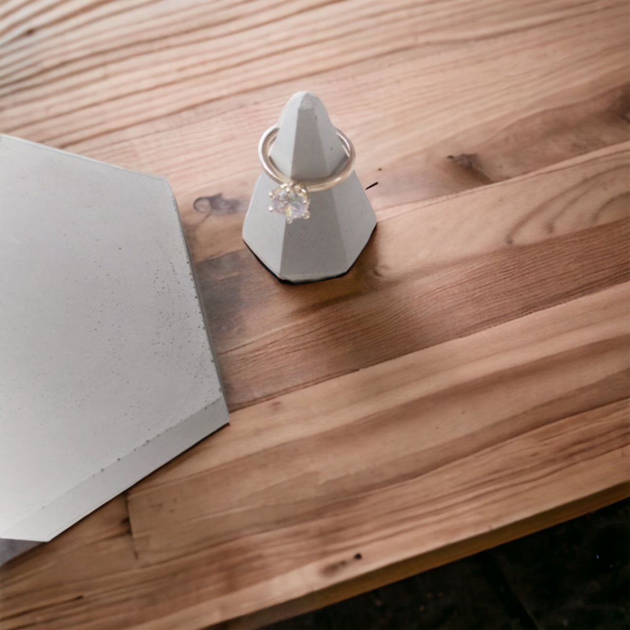 Porte bague gris en forme de diamant - Atelier IDeco