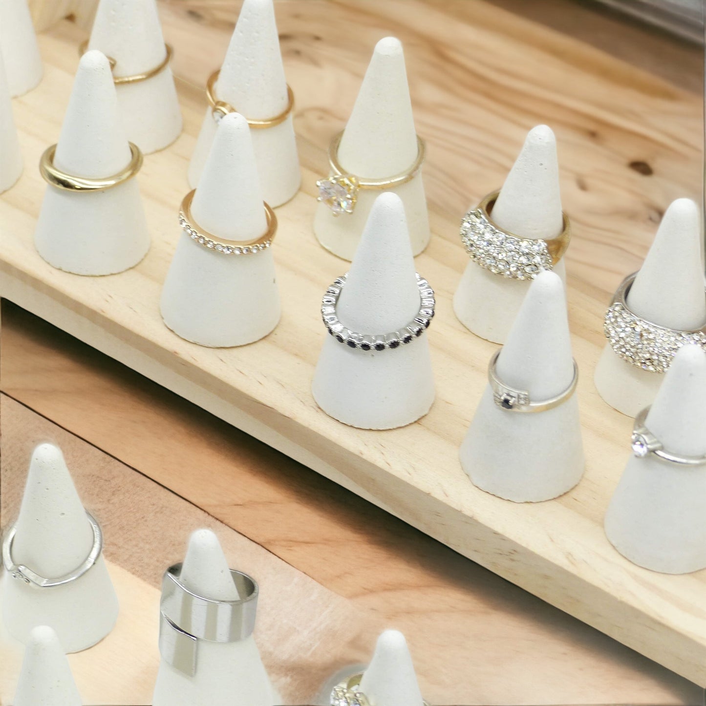 Lot de 50 cônes présentoirs à bagues en béton blanc - Hauteur 5,5 cm - Atelier IDeco