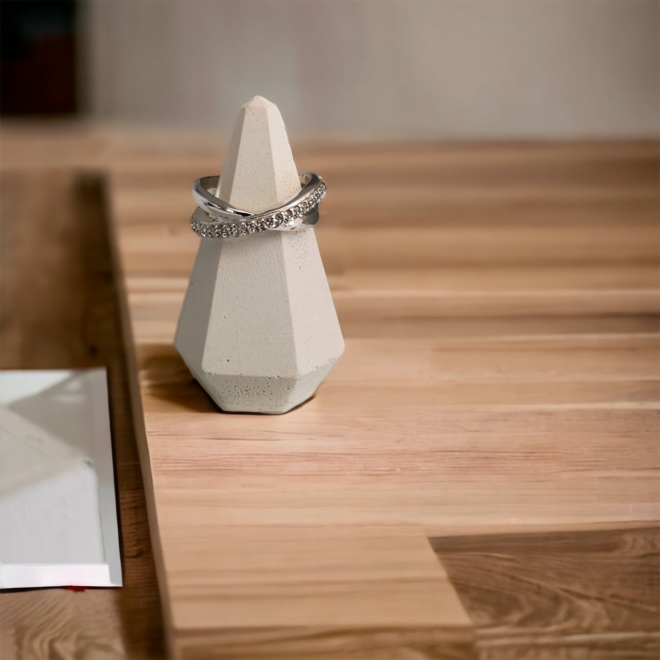 Porte bague blanc en forme de diamant - Atelier IDeco