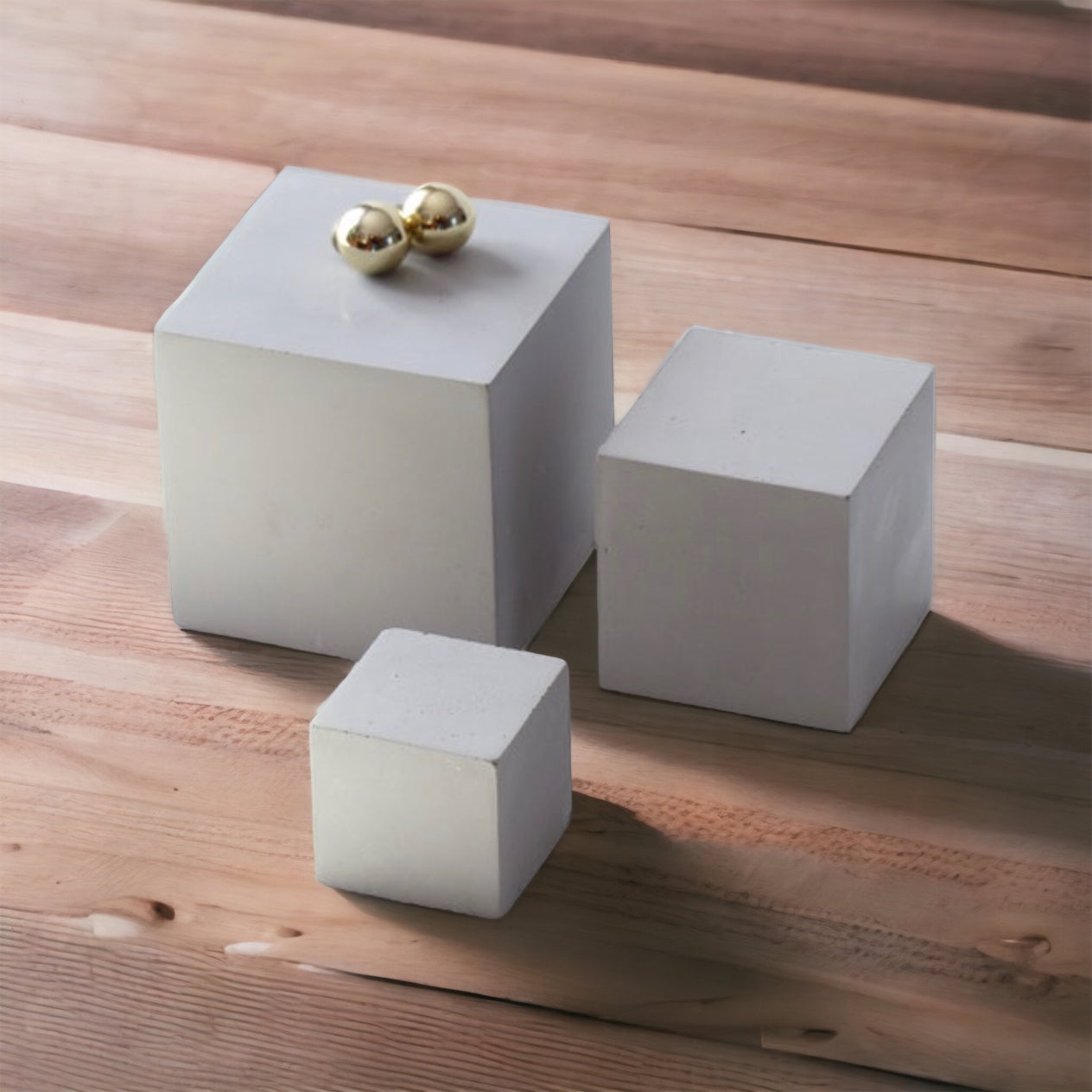 Trois cubes en béton gris - Atelier IDeco