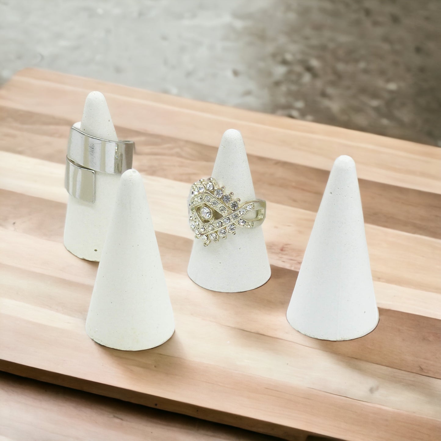 Lot de 50 cônes présentoirs à bagues en béton blanc - Hauteur 5,5 cm - Atelier IDeco