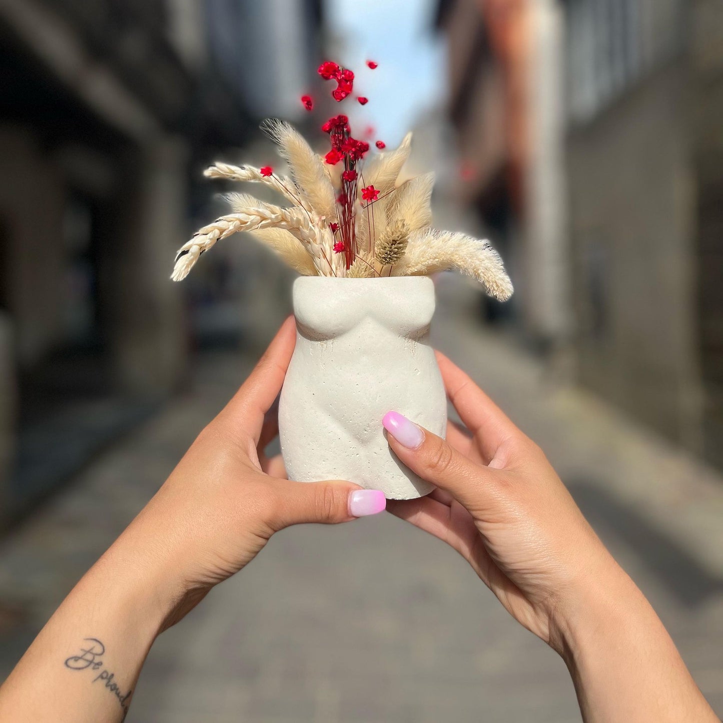 Vase buste de femme en béton blanc