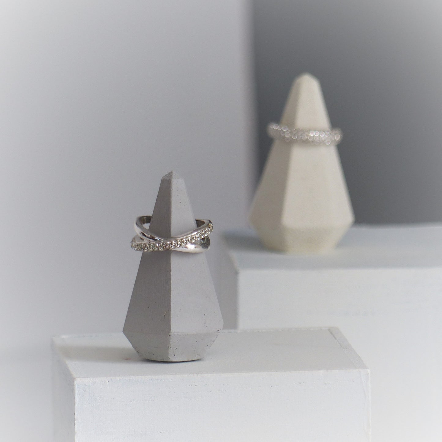 Porte bague gris en forme de diamant - Atelier IDeco