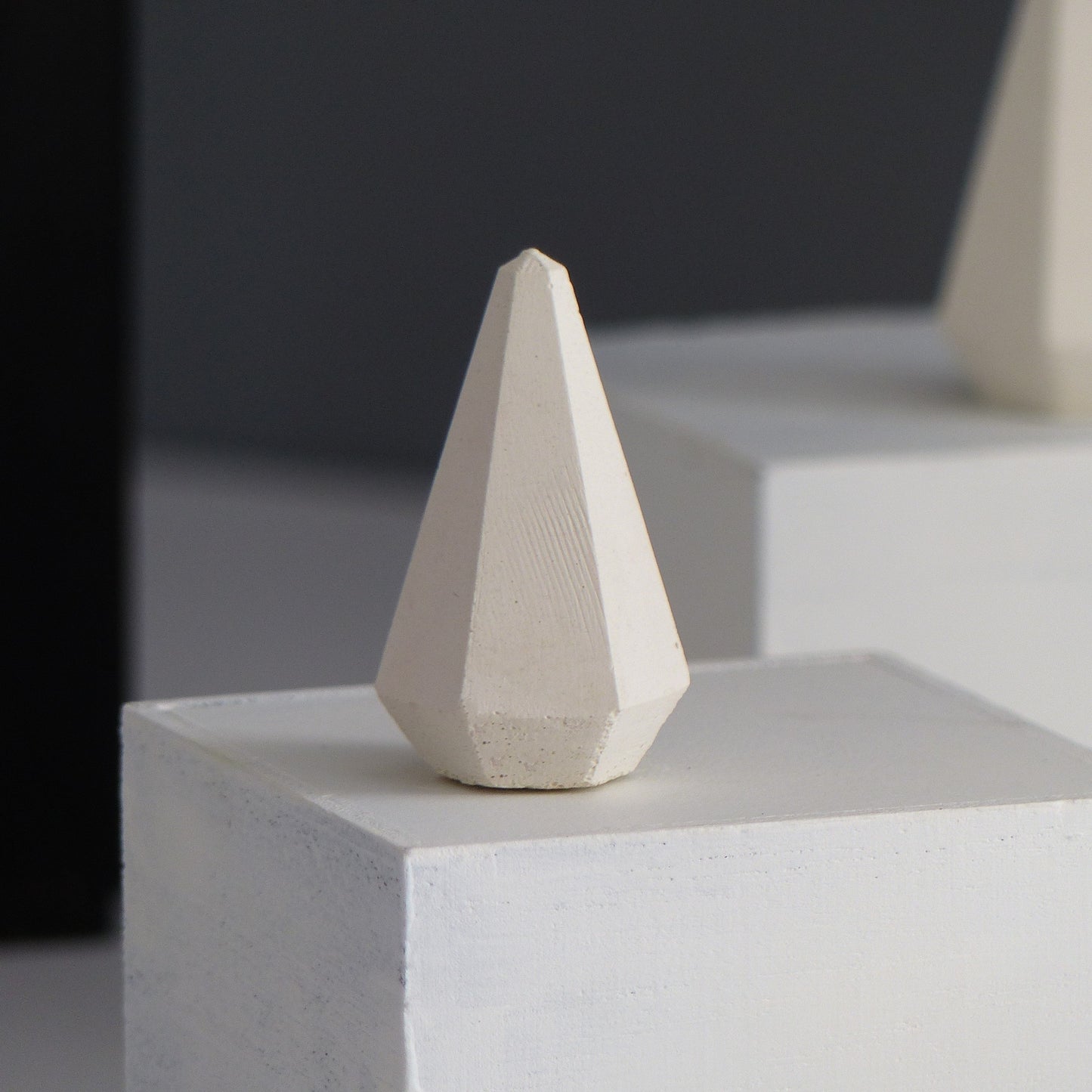 Porte bague blanc en forme de diamant - Atelier IDeco