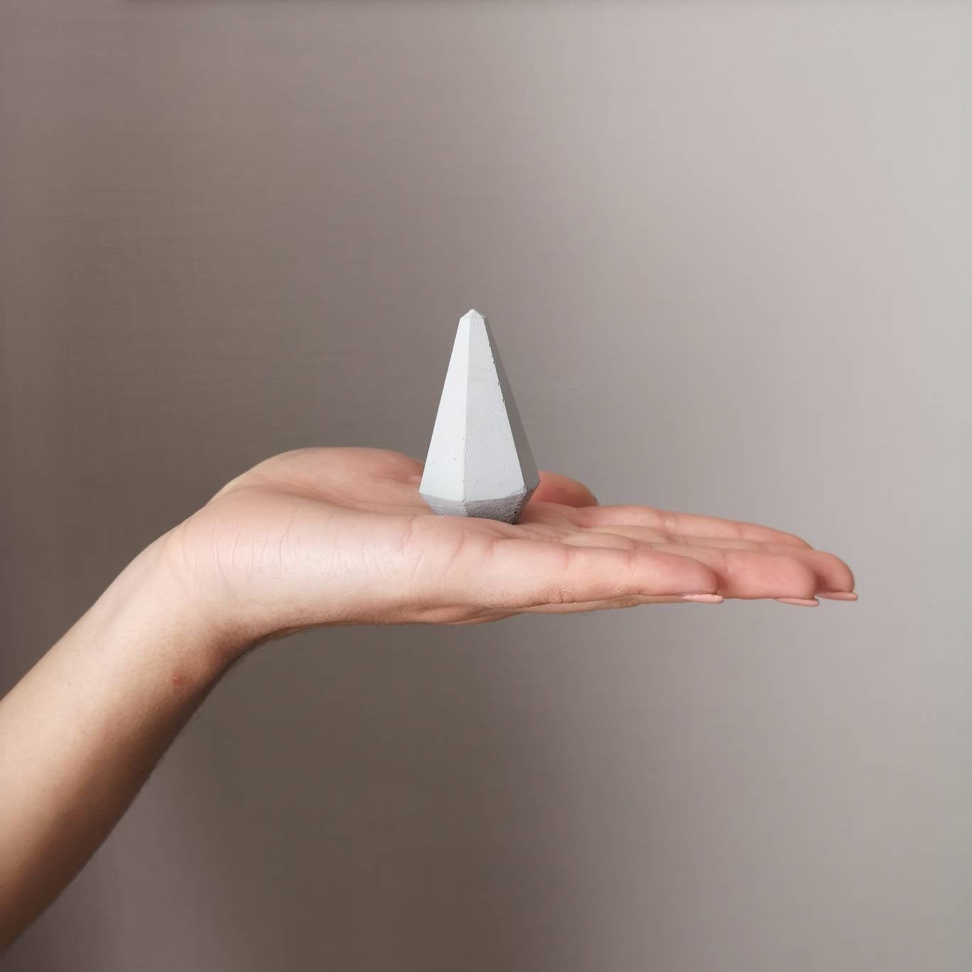 Porte bague gris en forme de diamant - Atelier IDeco