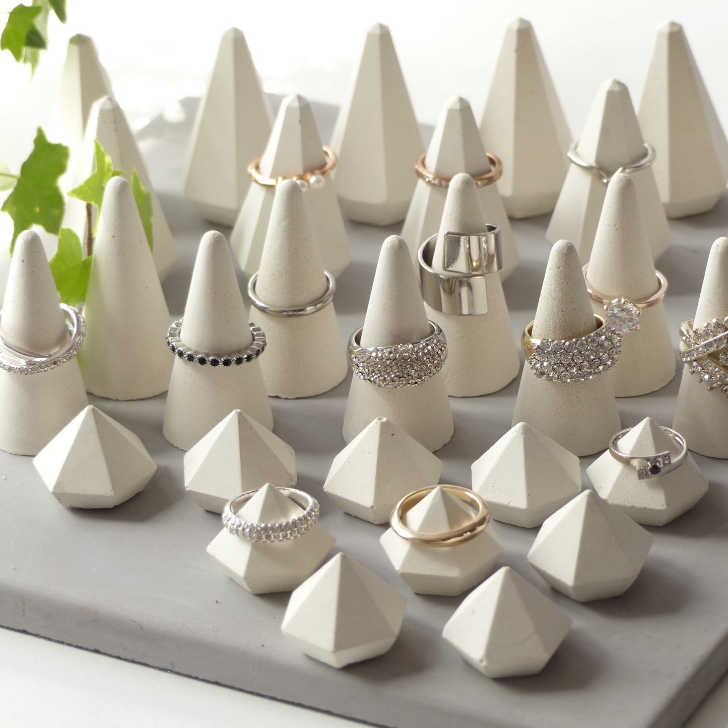 Ensemble de 30 Présentoirs à bagues en béton blanc - Atelier IDeco