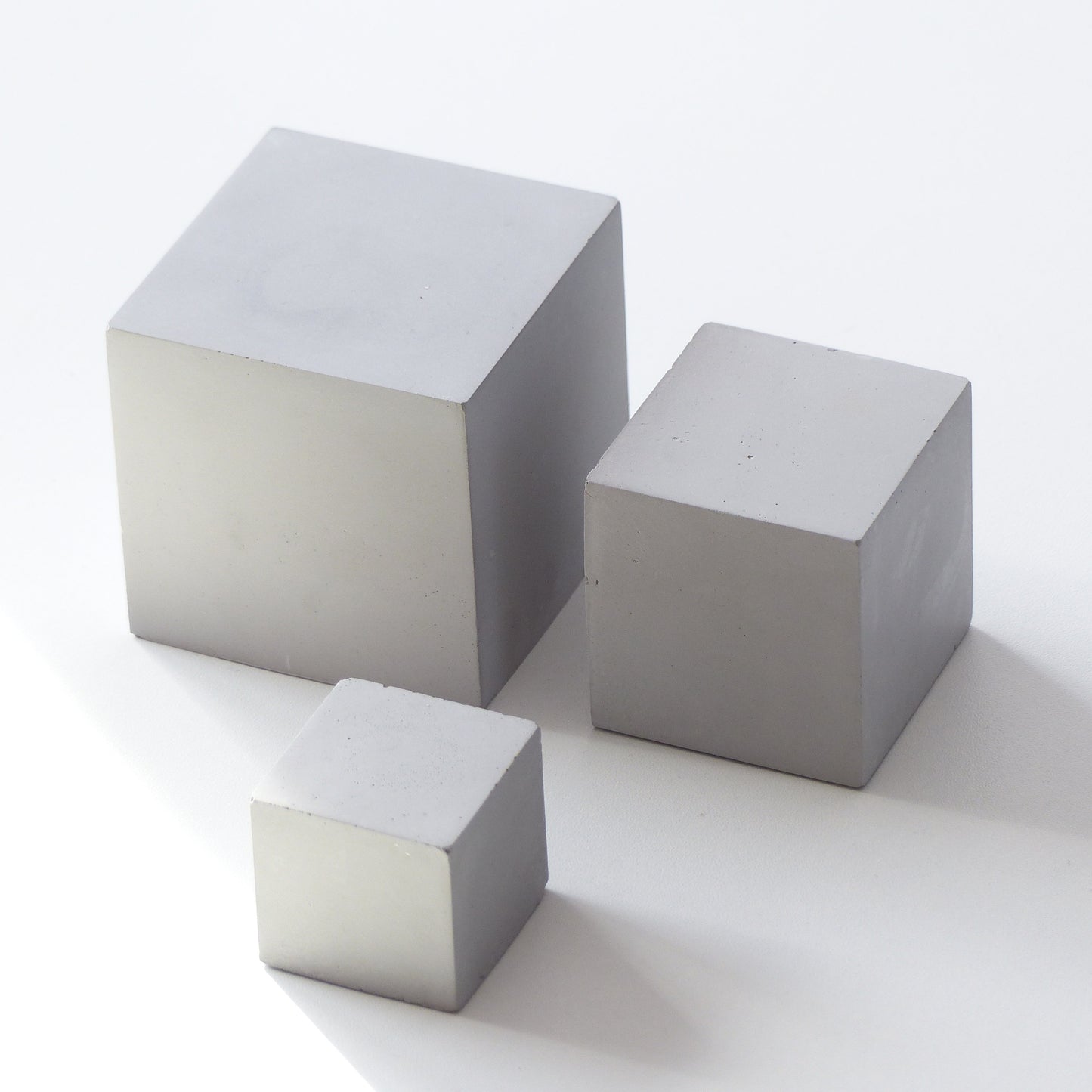 Trois cubes en béton gris - Atelier IDeco