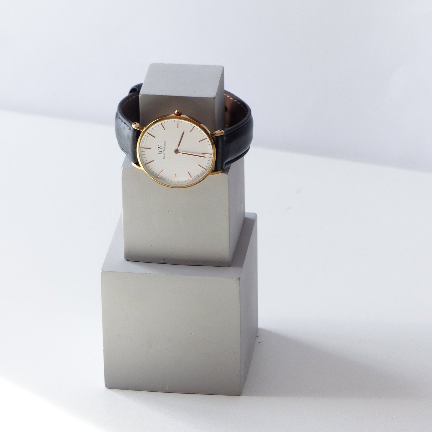 Trois cubes en béton gris - Atelier IDeco