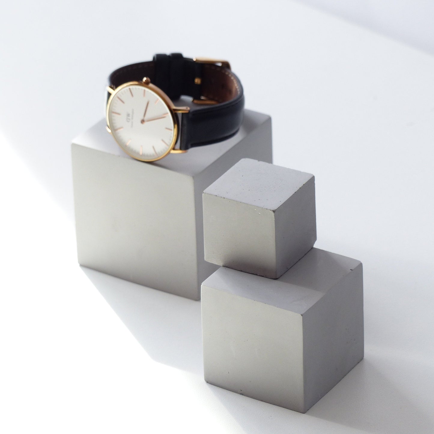 Trois cubes en béton gris - Atelier IDeco