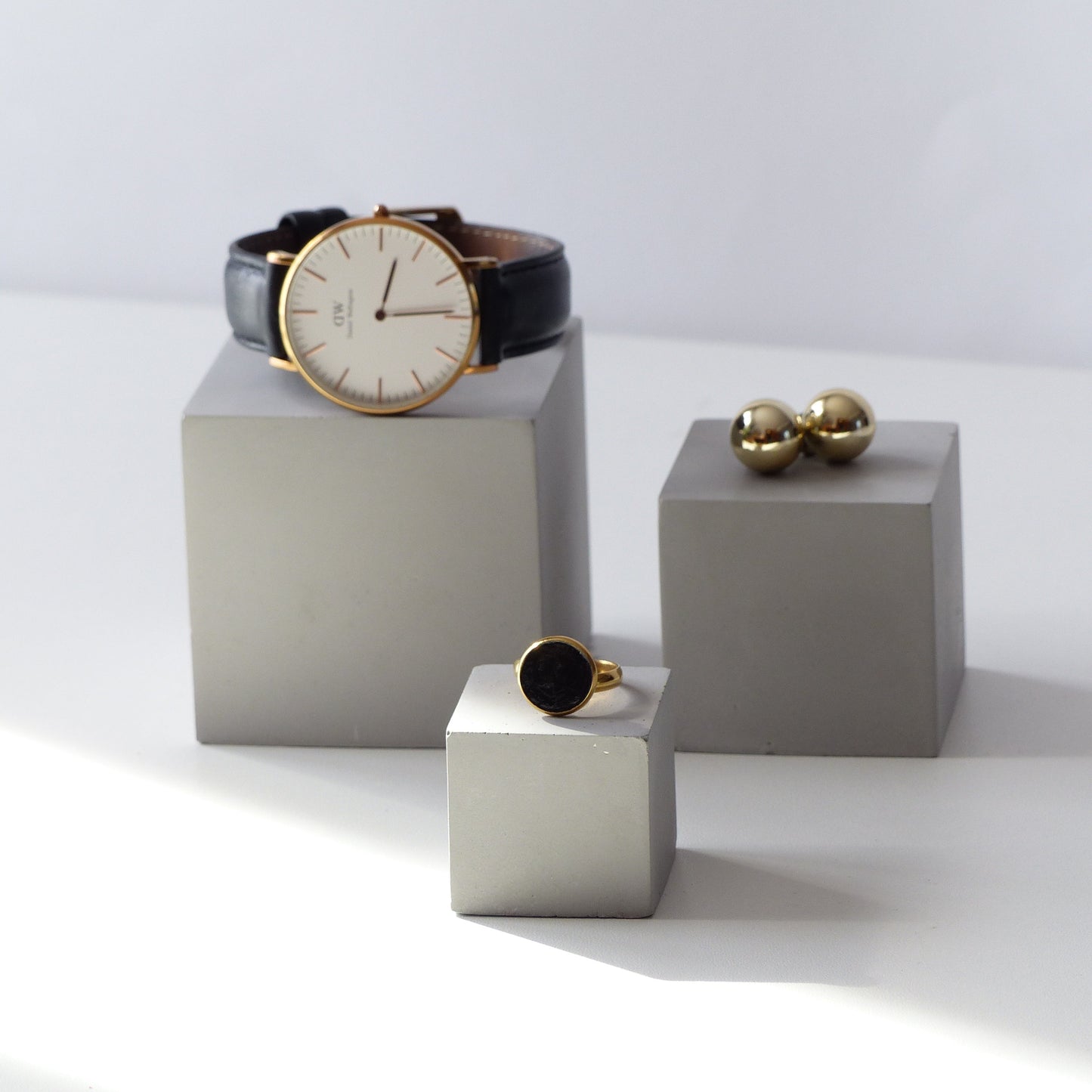 Trois cubes en béton gris - Atelier IDeco