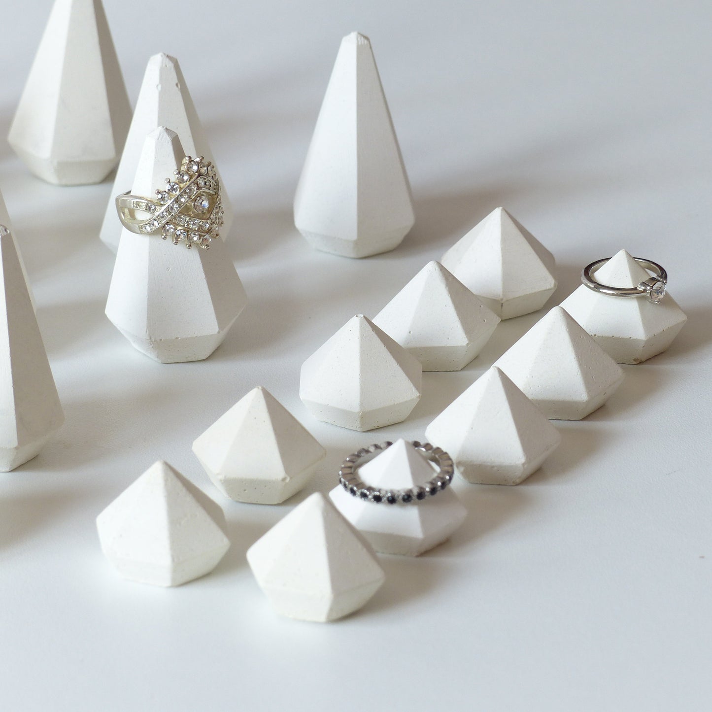 Ensemble de 30 Présentoirs à bagues en béton blanc - Atelier IDeco