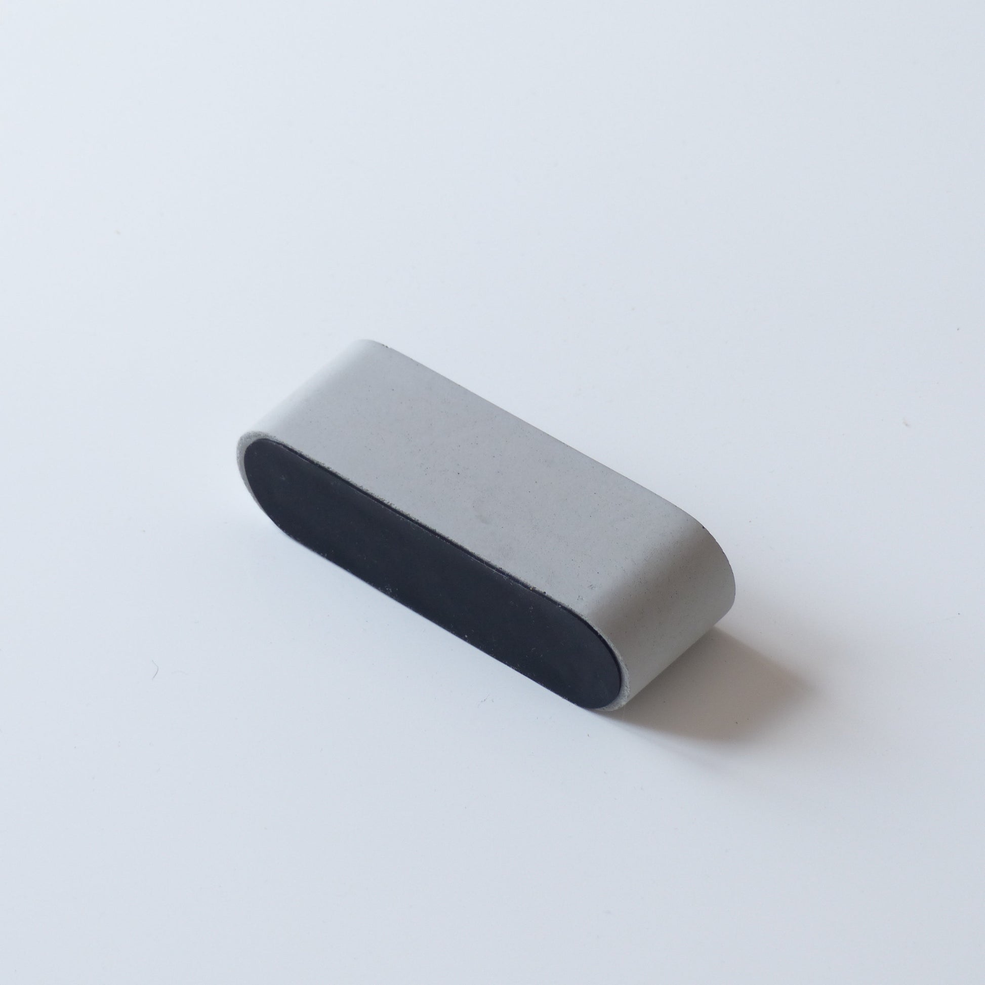 Présentoir à cartes de visite en béton gris - Atelier IDeco