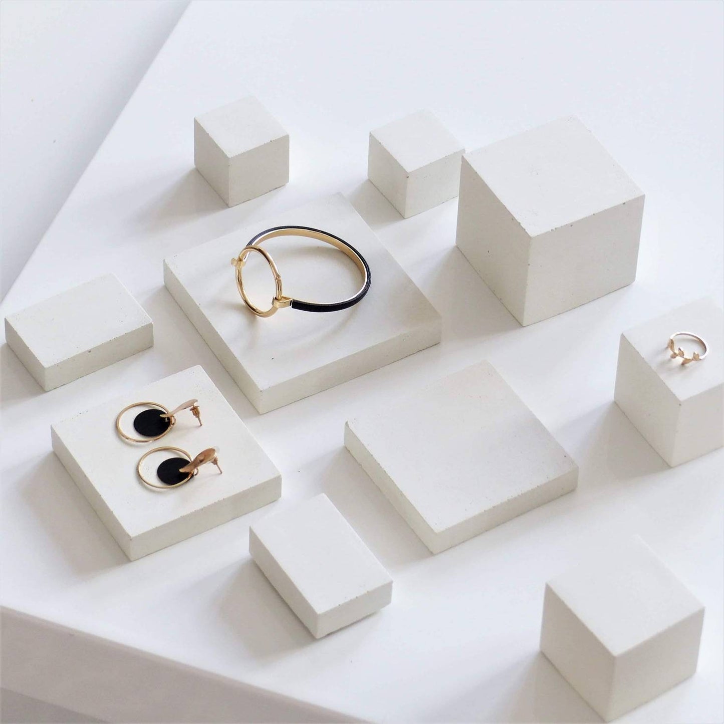 Présentoir bijoux en béton blanc - Set 3 pièces- Atelier IDeco