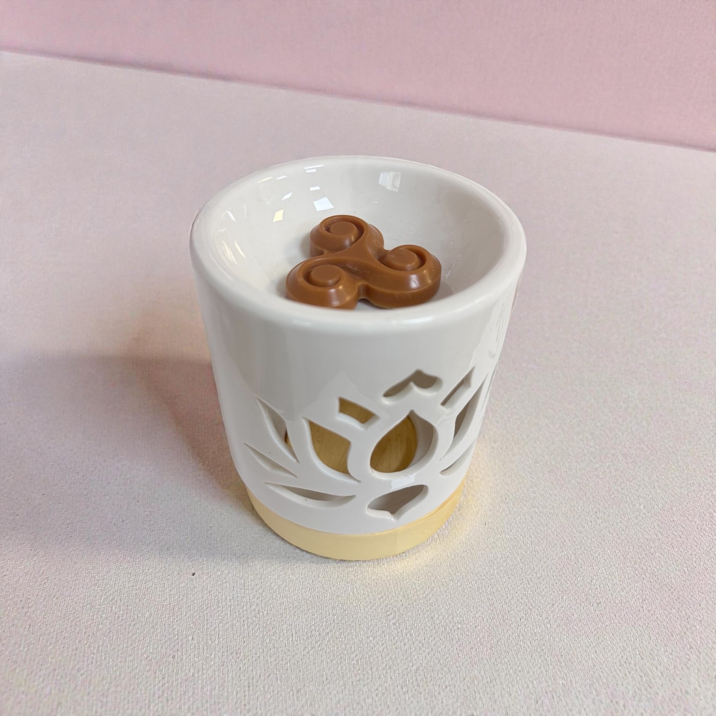 Fondant parfumé artisanal triskell posé sur un brûle-parfum – photo de mise en situation