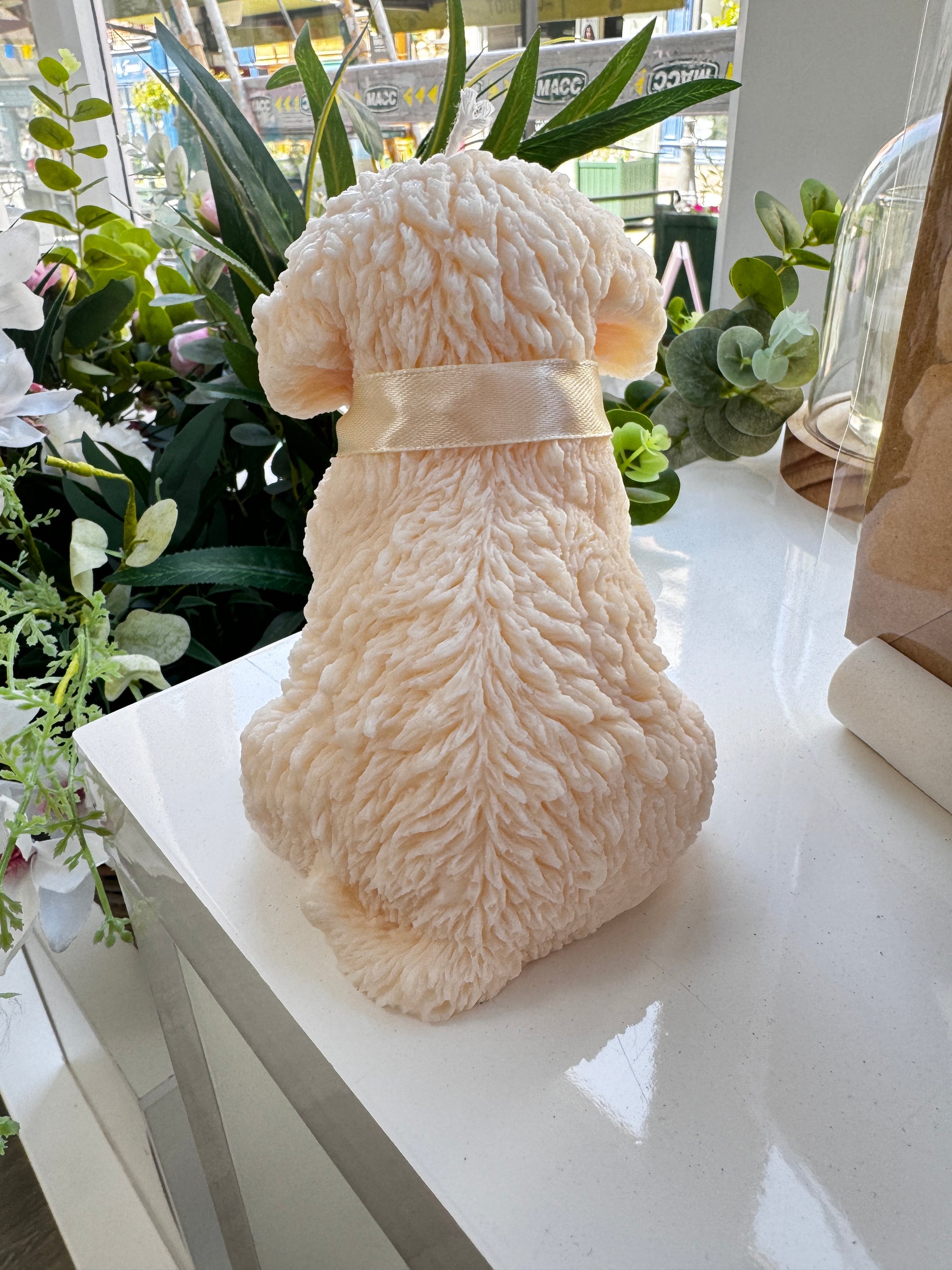 Bougie Chien Mignon artisanale en cire végétale, fabriquée à la main. Cette bougie unique en forme de chien apporte une touche de charme et de douceur à votre intérieur, idéale pour les amoureux des animaux et les objets déco originaux. Cire 100% végétale, sans parfums.