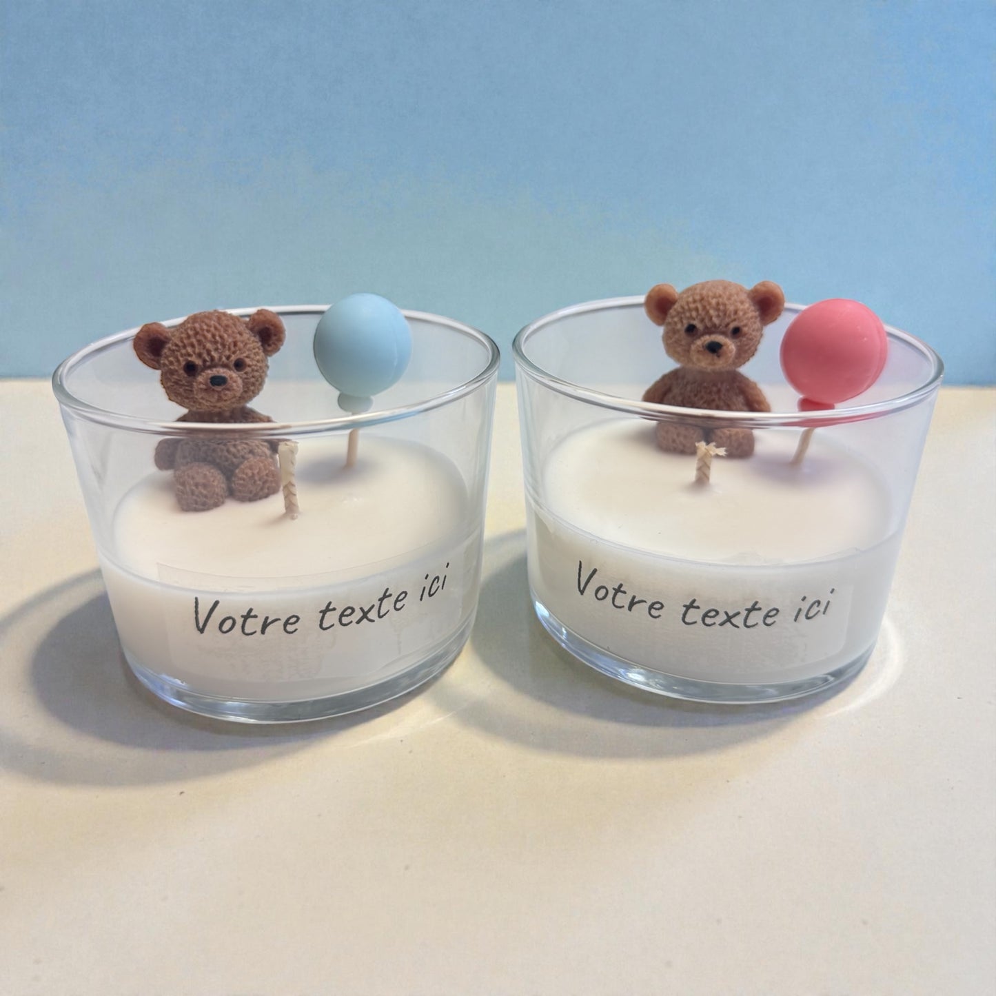 Bougie artisanale personnalisée ourson avec ballon rose et bleu – cire végétale vanille