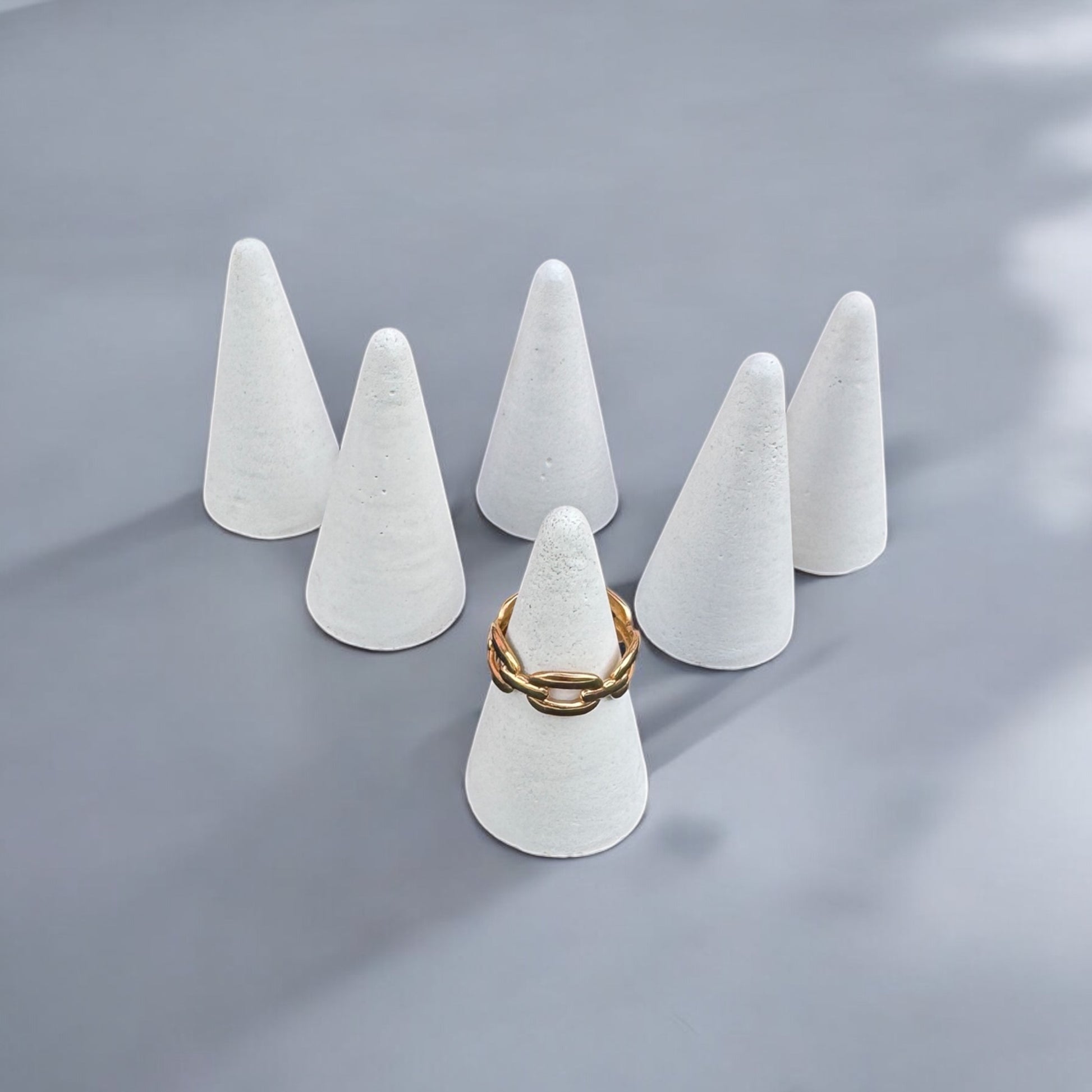 Lot de 6 cônes porte-bagues en béton blanc