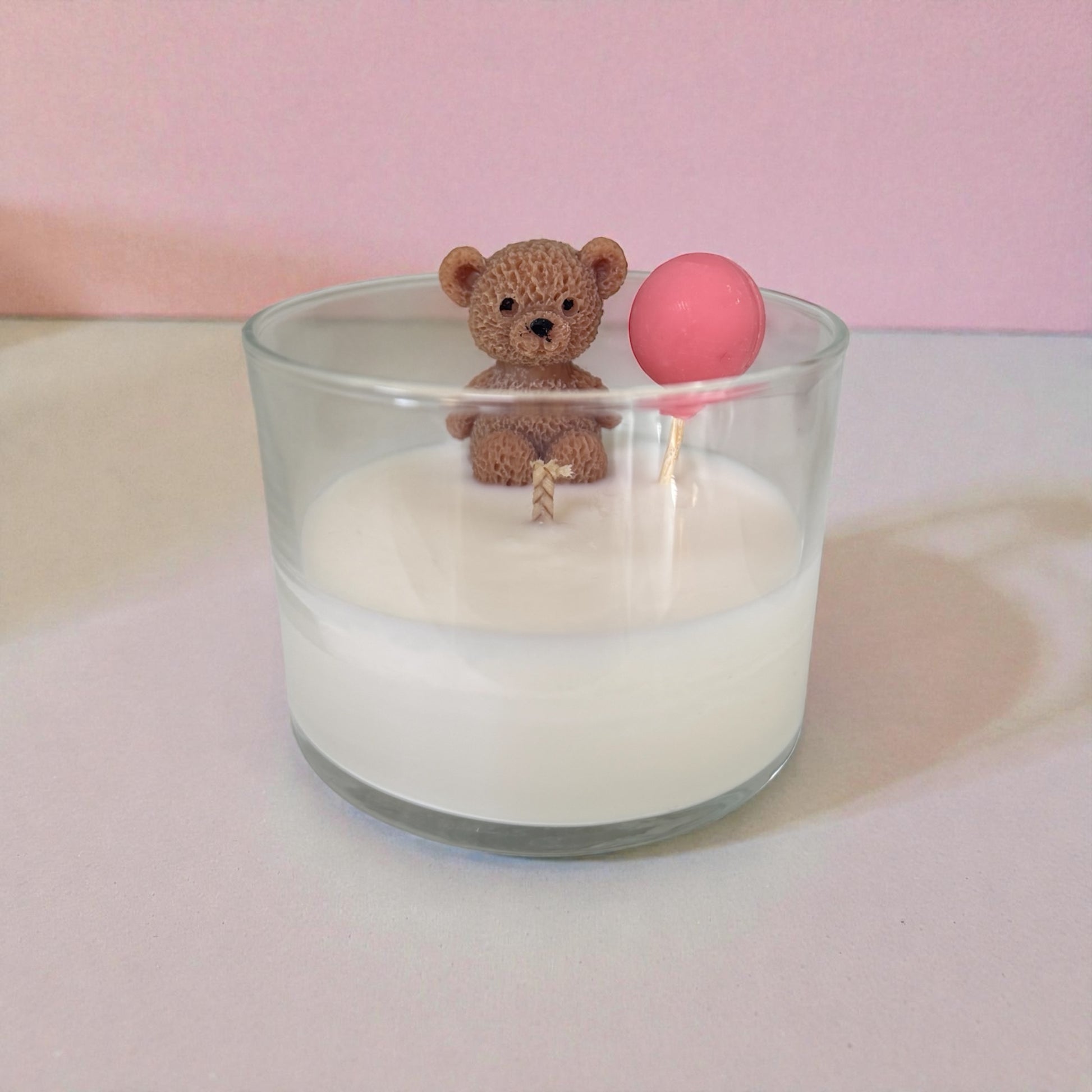 Bougie artisanale personnalisée ourson avec ballon rose et bleu – cire végétale vanille