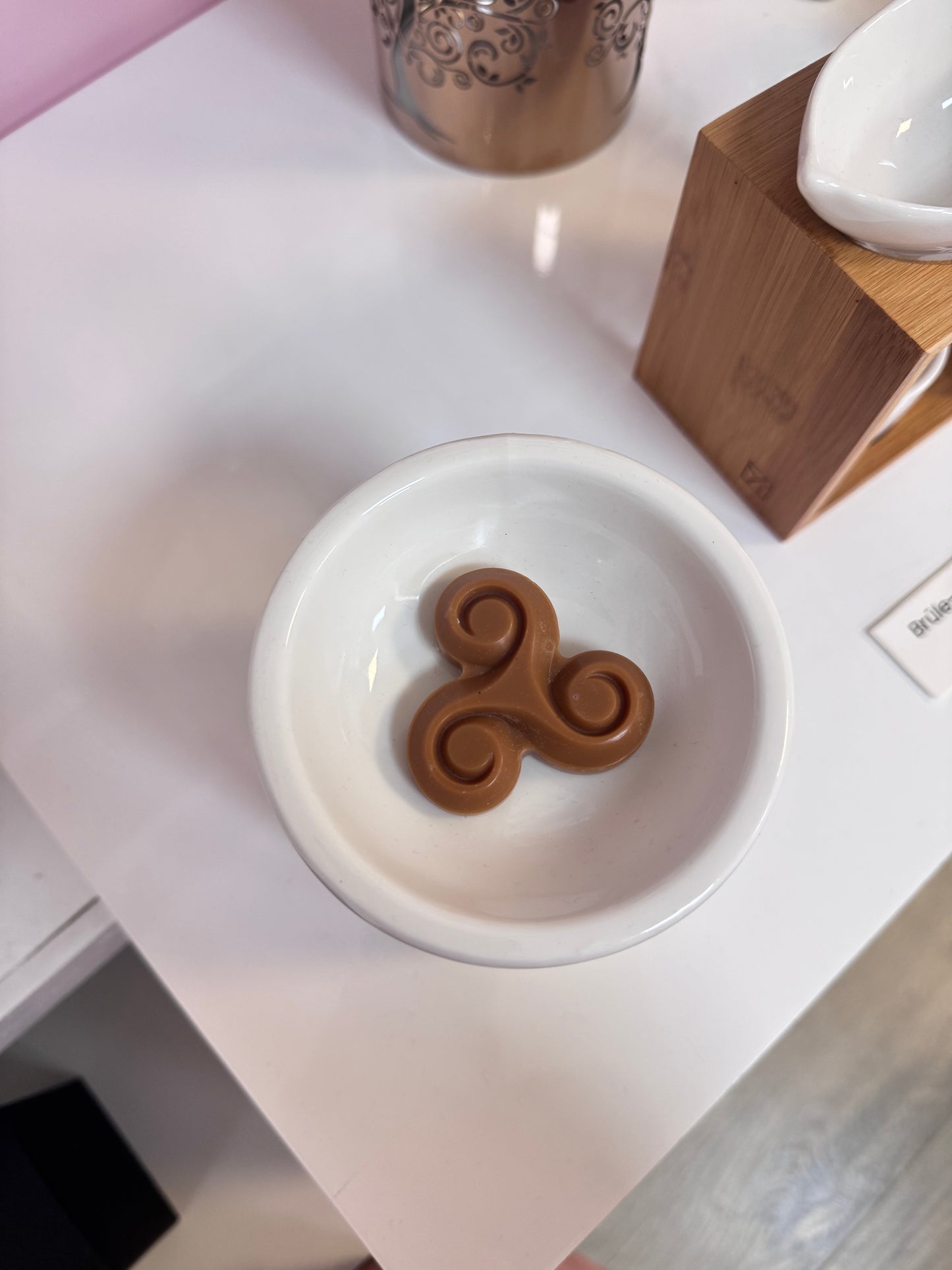 Fondant parfumé artisanal triskell posé sur un brûle-parfum – photo de mise en situation